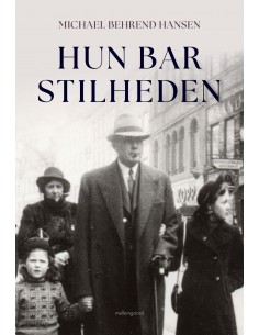 Hun bar stilheden