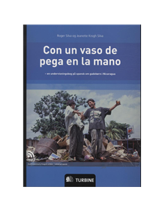 Con un vaso de pega en la mano