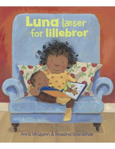 Luna læser for lillebror