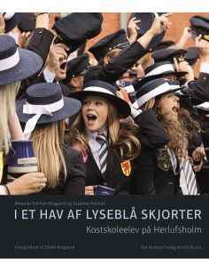 I et hav af lyseblå skjorter