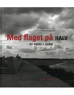 Med flaget på halv