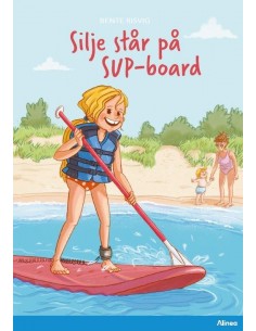 Silje står på SUP board,...